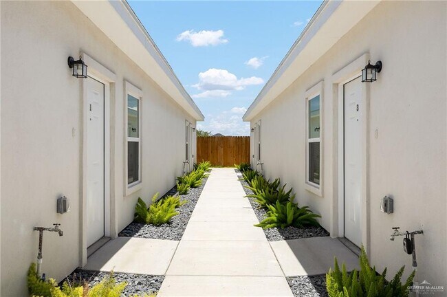 Building Photo - 21 E Viviana St