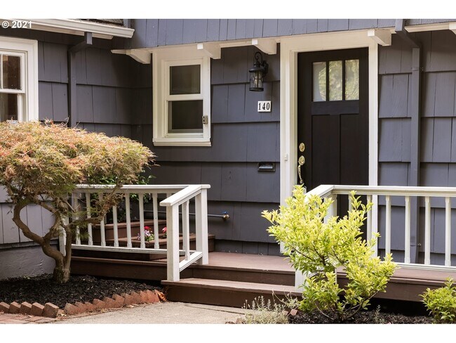 Puerta principal - 140 NW Maywood Dr