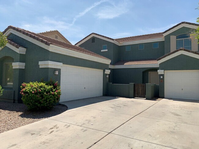 Foto del edificio - 4 bed 3 bath with 3 car garage in loving T...