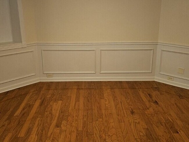 Building Photo - Great Location & Recently Updated Townhome...