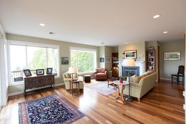 Foto del edificio - 737 Cherryview Ln