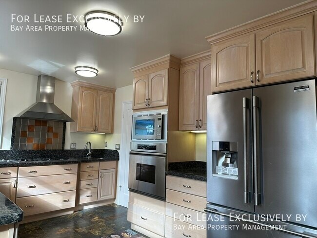 Building Photo - Lovely, updated 3BR/2BA SFH - big detached...