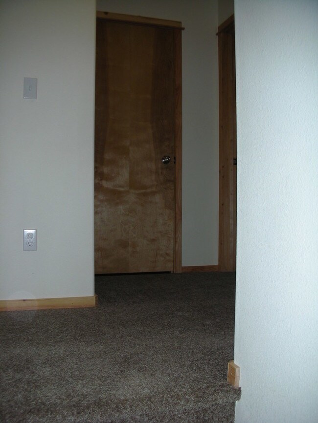 Building Photo - Pet Friendly 3 Bedroom on Indian Hills