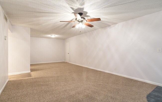 Building Photo - 9810 Pineapple Tree Dr