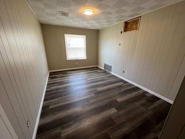 Foto del edificio - Recently Renovated Three Bedroom Coming Av...