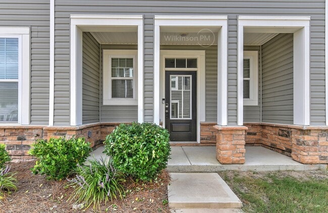 Building Photo - Charming End Unit 3BD/2.5BTH Townhome in P...