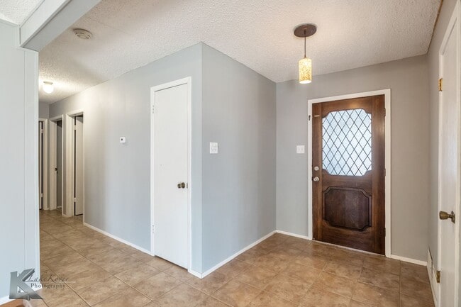 Foto del edificio - Cul-de-Sac 3/2/2; NEW INTERIOR PAINT DEC 2025; NEW CARPET DEC 2025!