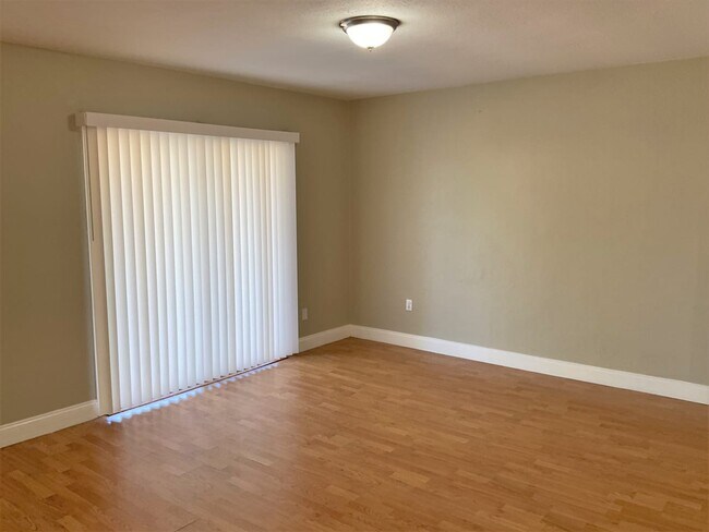 Building Photo - 614 W Windhorst Rd