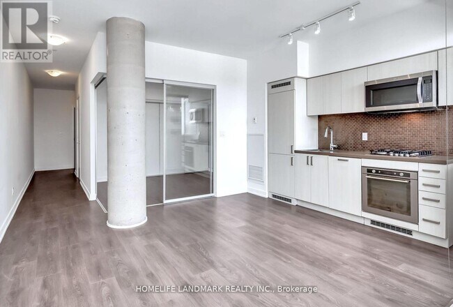 Building Photo - 501-501 St Clair Ave W