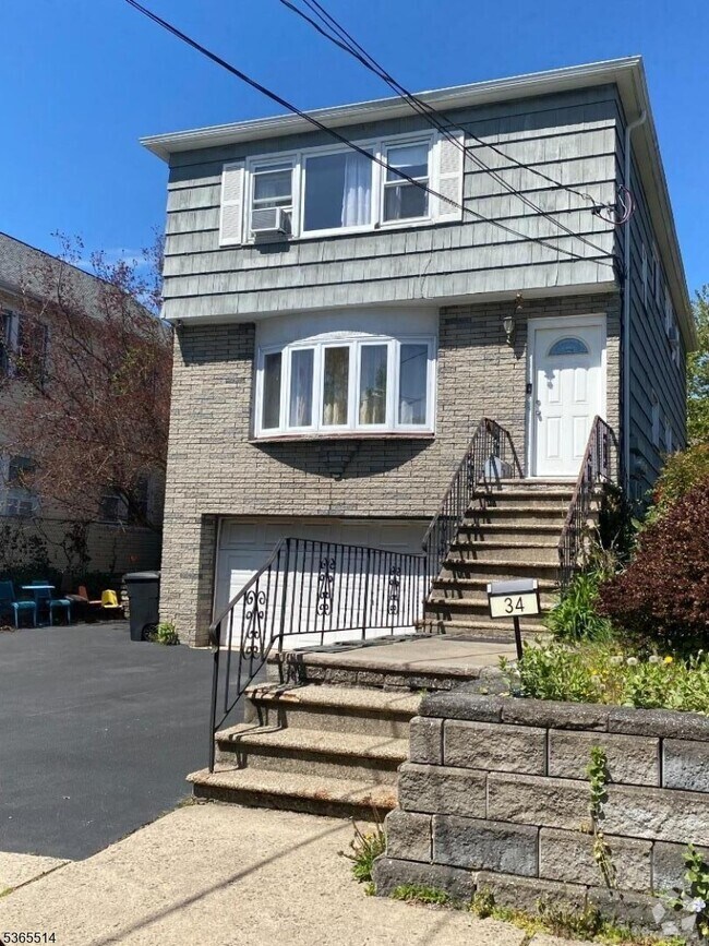 Building Photo - 34 Warman St