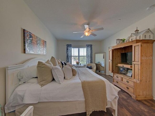 Building Photo - Gorgeous 3 bedroom, 2½ bath, 2 STORY townhome