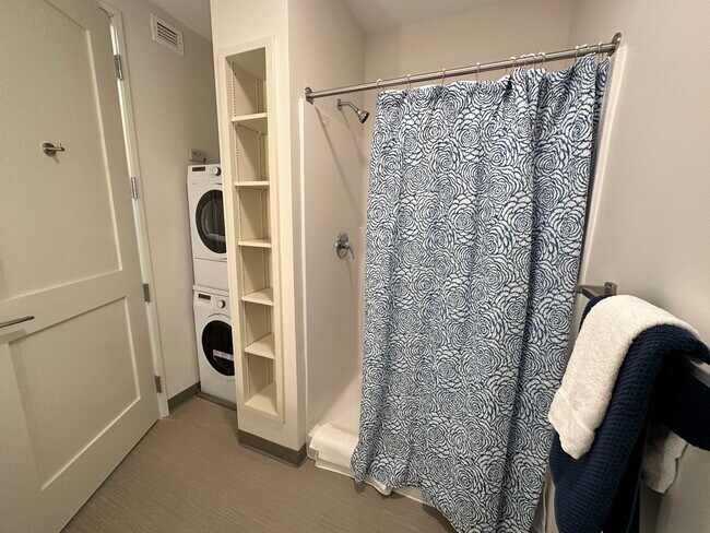 Lavadora y secadora en todos los apartamentos - Red Oak at 409 Elm Street