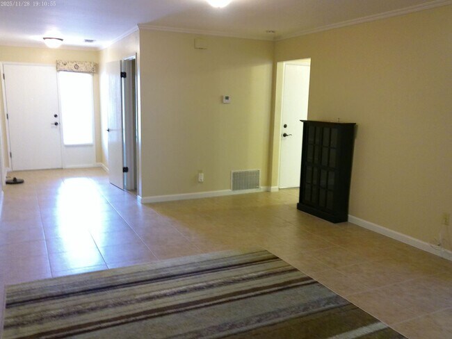 Foto del edificio - 726 Almond Dr