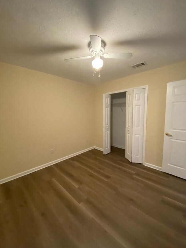 Building Photo - 2 Bdr/2bath townhome, great location!