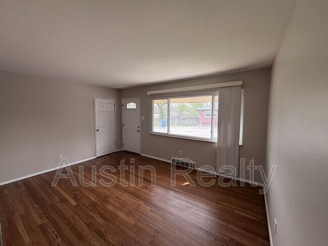 Foto del edificio - 8634 Burton Ave