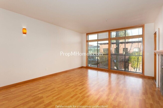Foto del edificio - Light Filled One Bedroom Condo In Gresham!