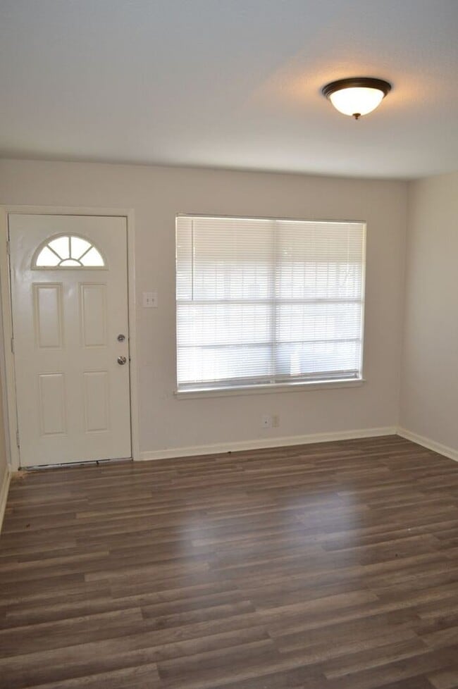 Building Photo - Charming 3 bed 2 bath right off Commerce a...