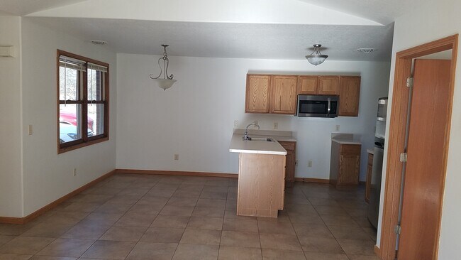 Kitchen peninsula - 262 Meadowbrook Ave