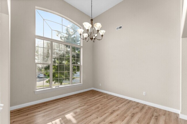 Foto del edificio - Available NOW!