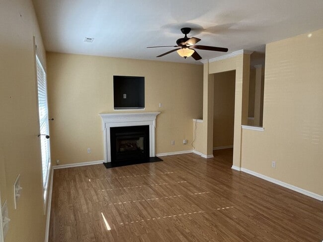Building Photo - 3 Bedroom Corner Lot home with Great Backy...