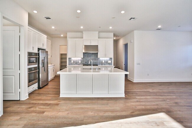 Foto del edificio - 5 Bedroom SFR in Irvine