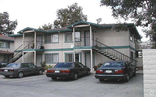 Building Photo - 425 E 8th St