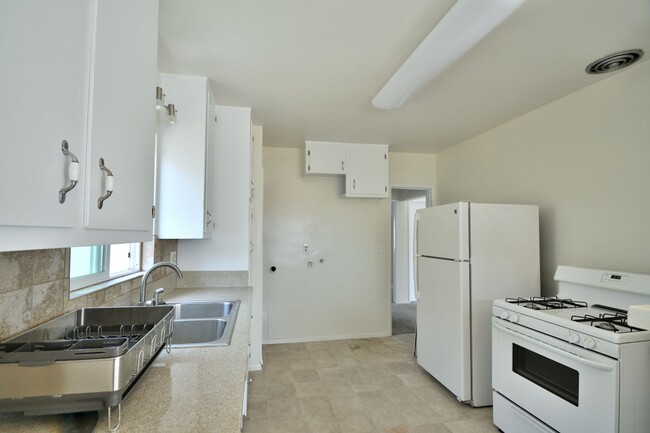 Building Photo - r246