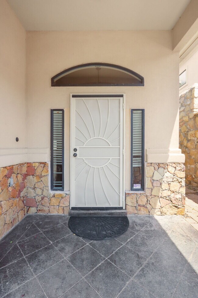 Building Photo - "Spacious 4-Bedroom Retreat in El Paso wit...