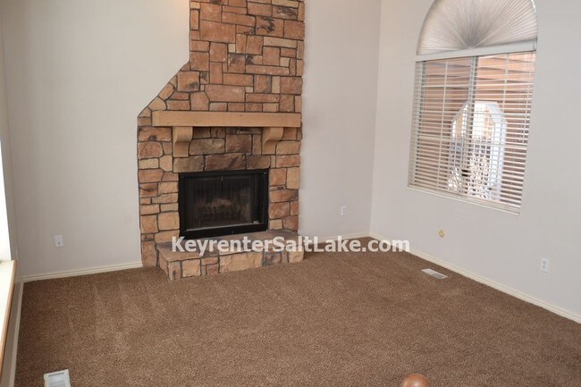 Building Photo - 744 E Shady Tree Ct