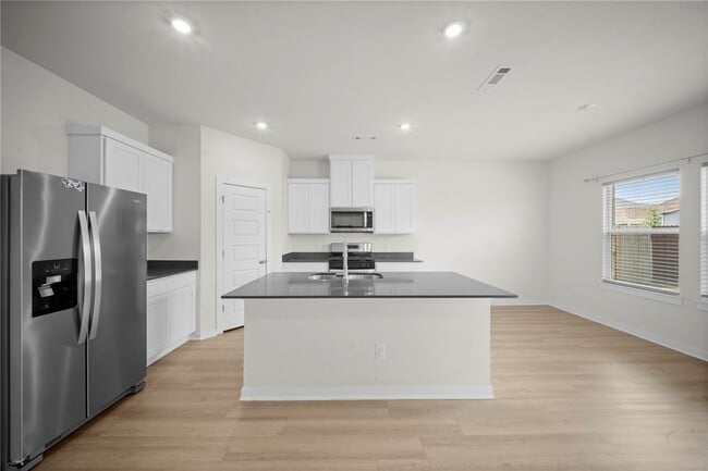 Building Photo - 3844 Pinecrest St