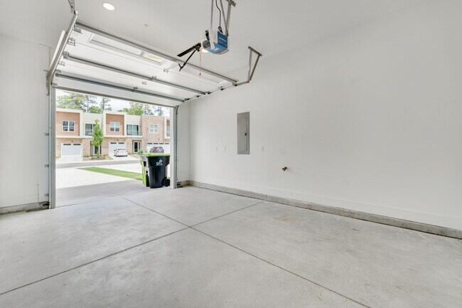 Foto del edificio - Absolutely STUNNING 3 Bed/ 4 Bath Townhous...
