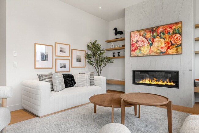Photo du bâtiment - 360 Greenwich Dr NW
