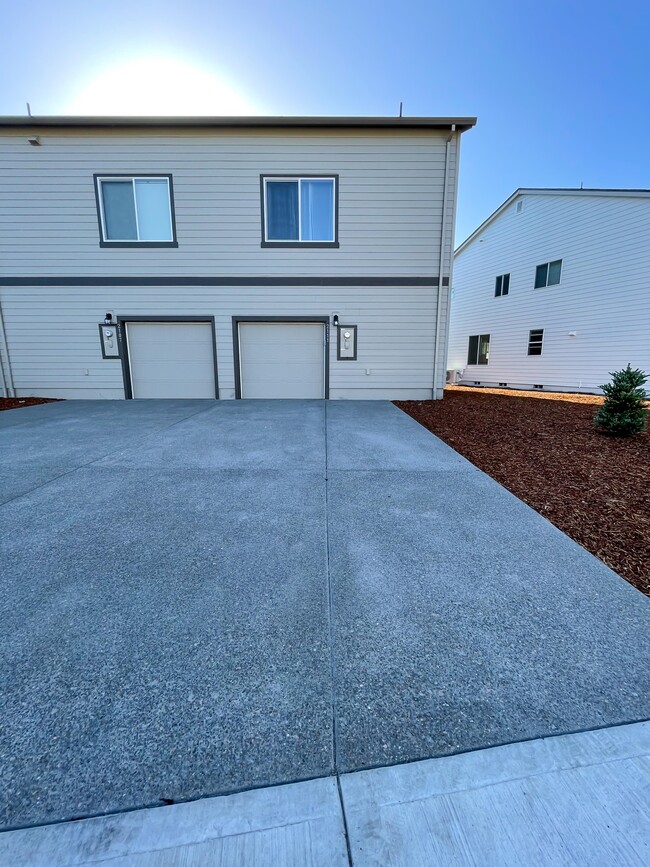 Building Photo - Brand New Townhome in Great Location