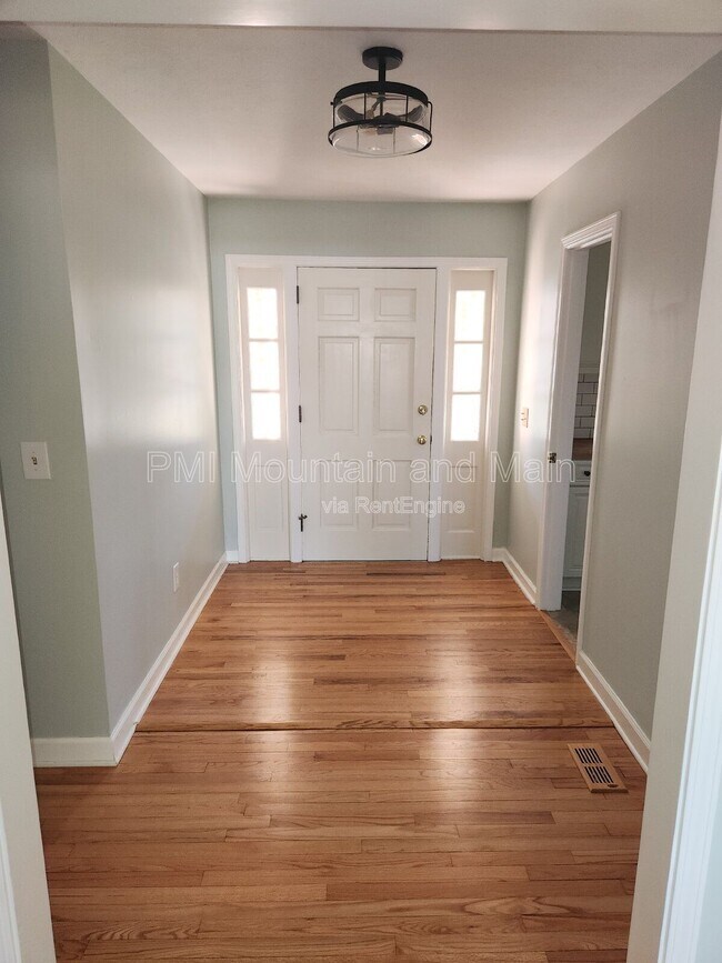 Foto del edificio - 1220 Woodmont Dr