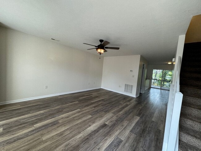 Building Photo - Spacious Home With 2 Suites & Walk-Out Bas...