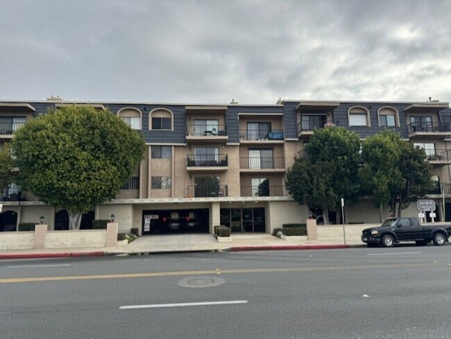 Building Photo - UPDATED 2 BEDROOM 2 BATH CONDO...  comes w...