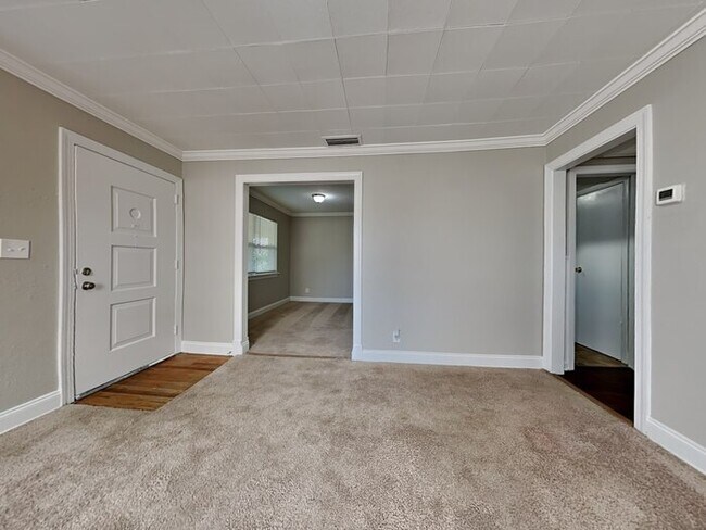 Building Photo - Westside Home