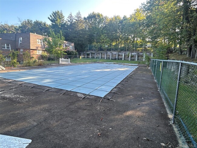 Building Photo - 21 Crescent Dr