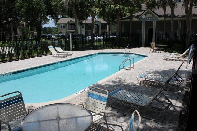 1 de 2 piscinas - 2550 N Alafaya Trl