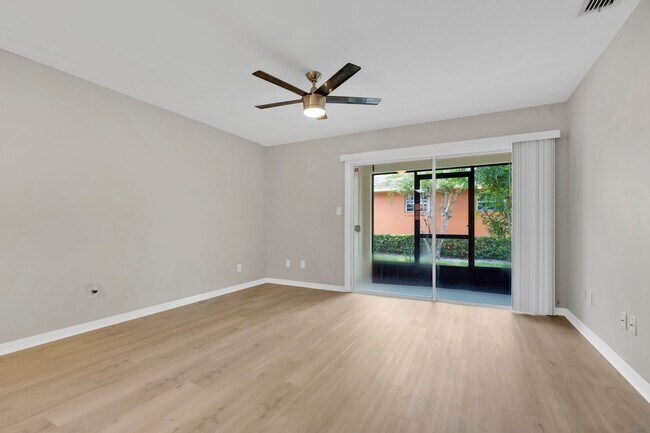 Building Photo - 4920 Tangerine Ave