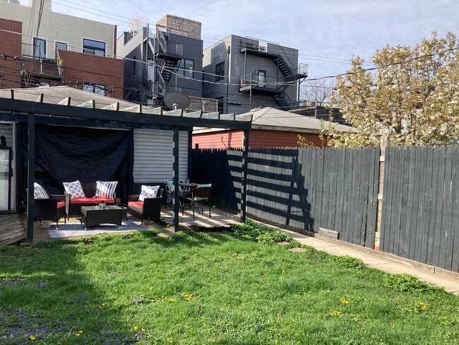 Photo - 2925 W Lyndale St (Chicago, IL) Apartment