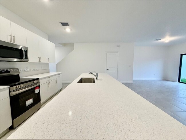 Building Photo - 5033 Oakmont Dr