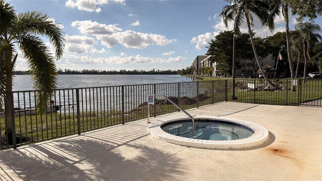Foto del edificio - 110 Lake Emerald Dr