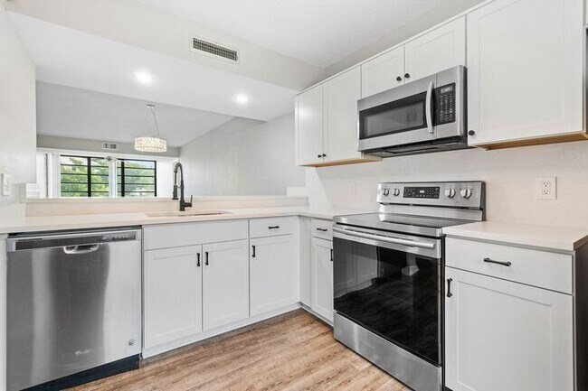 Foto del edificio - 3710 Whitehall Dr