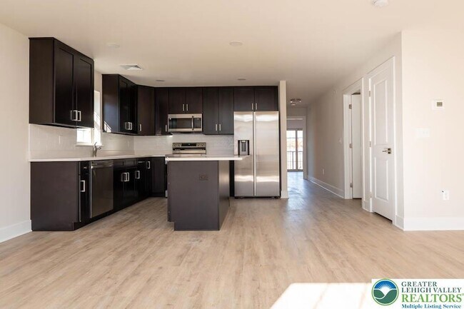 Foto del edificio - 1275 E 4th St