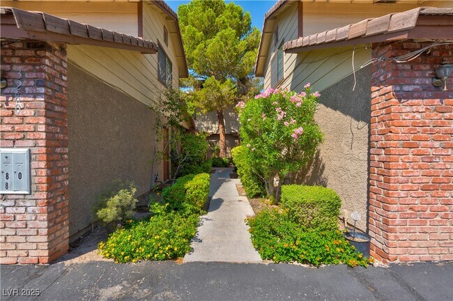 Foto del edificio - 3280 Dayflower St