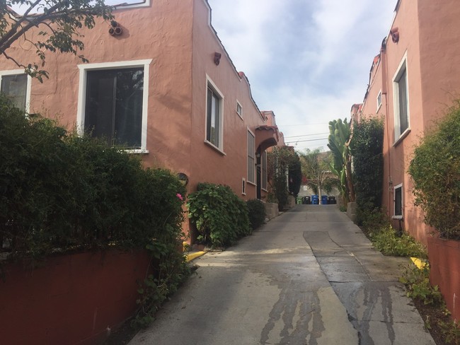 Foto del edificio - 4405 Van Horne Ave