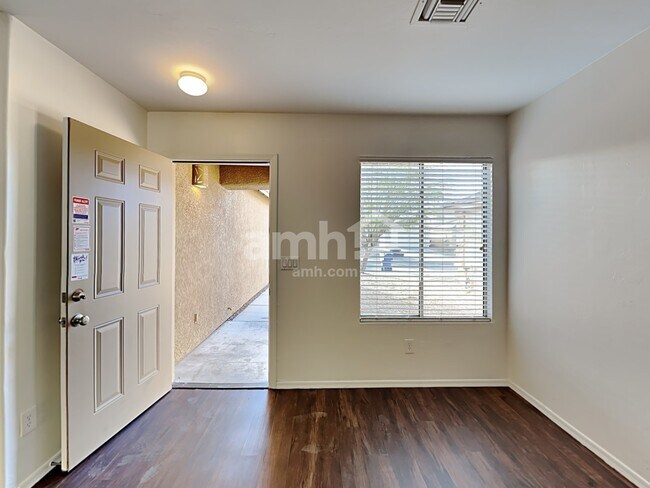 Foto del edificio - 6939 S Creek Run Ave