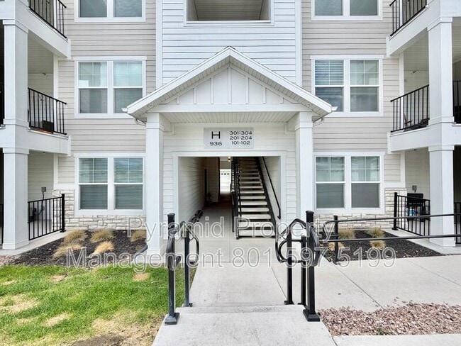 Building Photo - 936 W Big Ben Ln