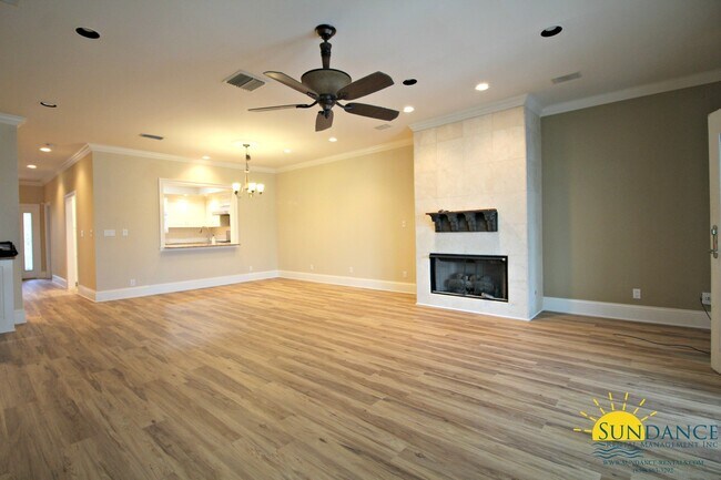 Building Photo - Stunning 3 Bedroom Waterfront Unit in Fort Walton!